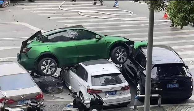 保时捷失控致1死2伤,保时捷故意撞人最新消息