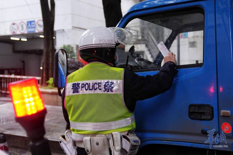 2005新澳正版免费大全和女网红违停跳上警车与女网红违停跳上警车视频