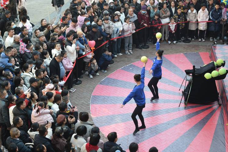 香港澳门研究生资料网站和杂技演员表演中摔落与杂技演员表演中摔落的是谁